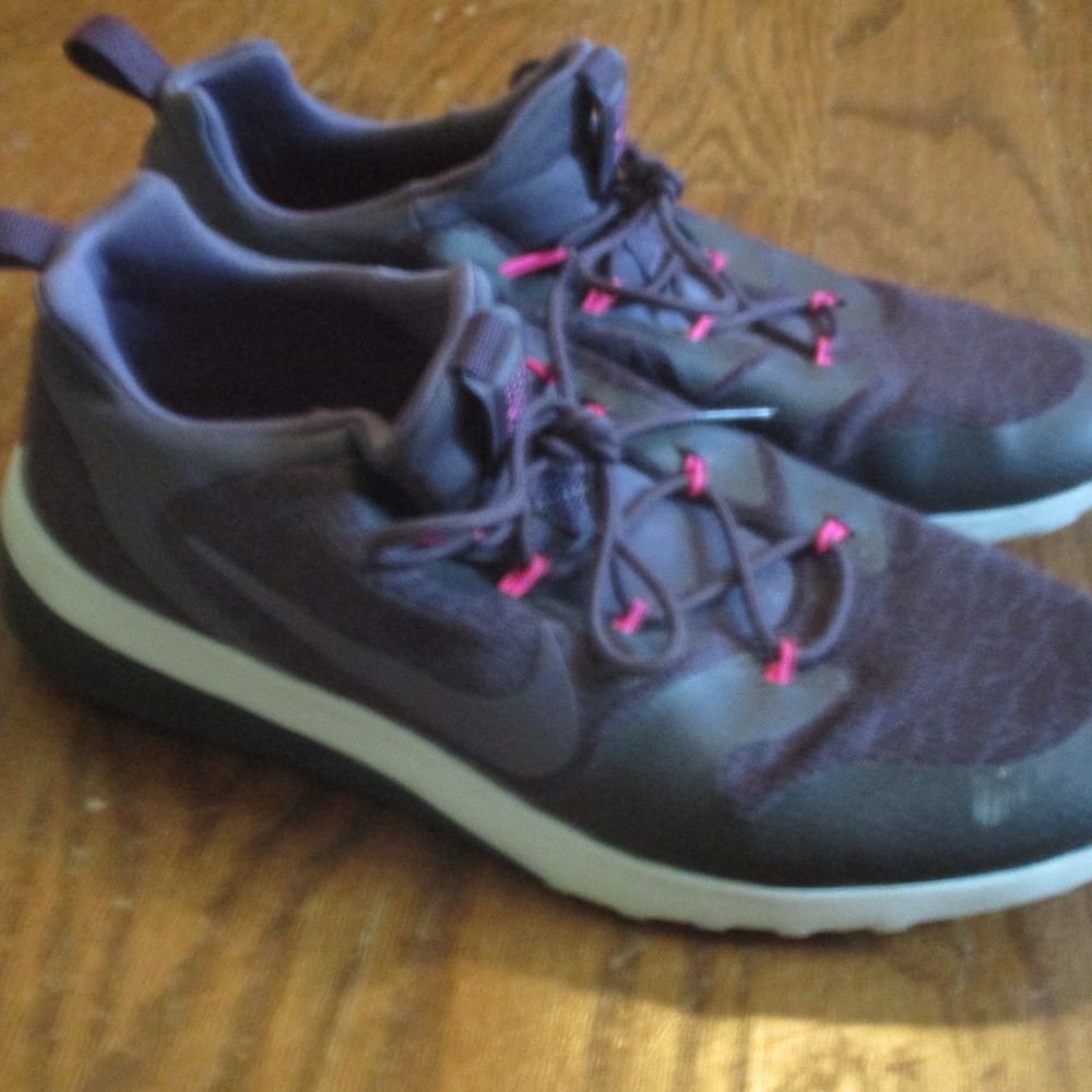 Nike - Picture 2 of 3